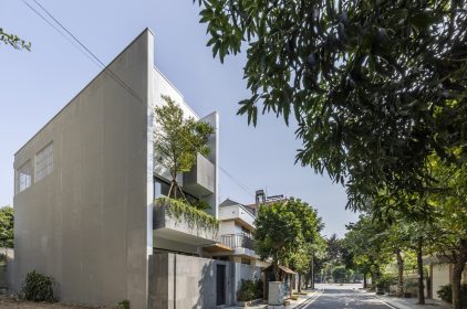 VẺ ĐẸP CỦA NGÔI NHÀ 3 TẦNG HƯỚNG TÂY VỚI VƯỜN TREO XANH Ở MẶT TIỀN